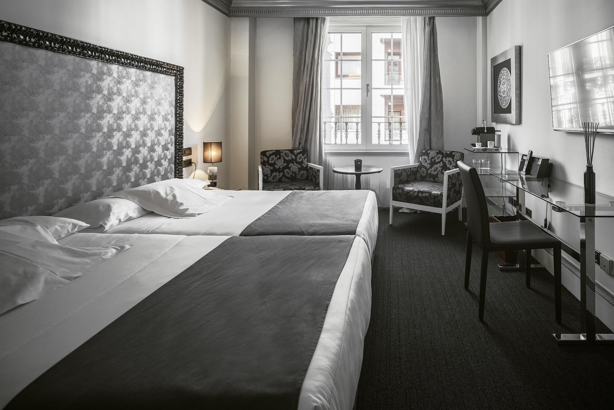 Hotel Lopez De Haro Bilbao Exterior photo A room at Hotel Gran Vía