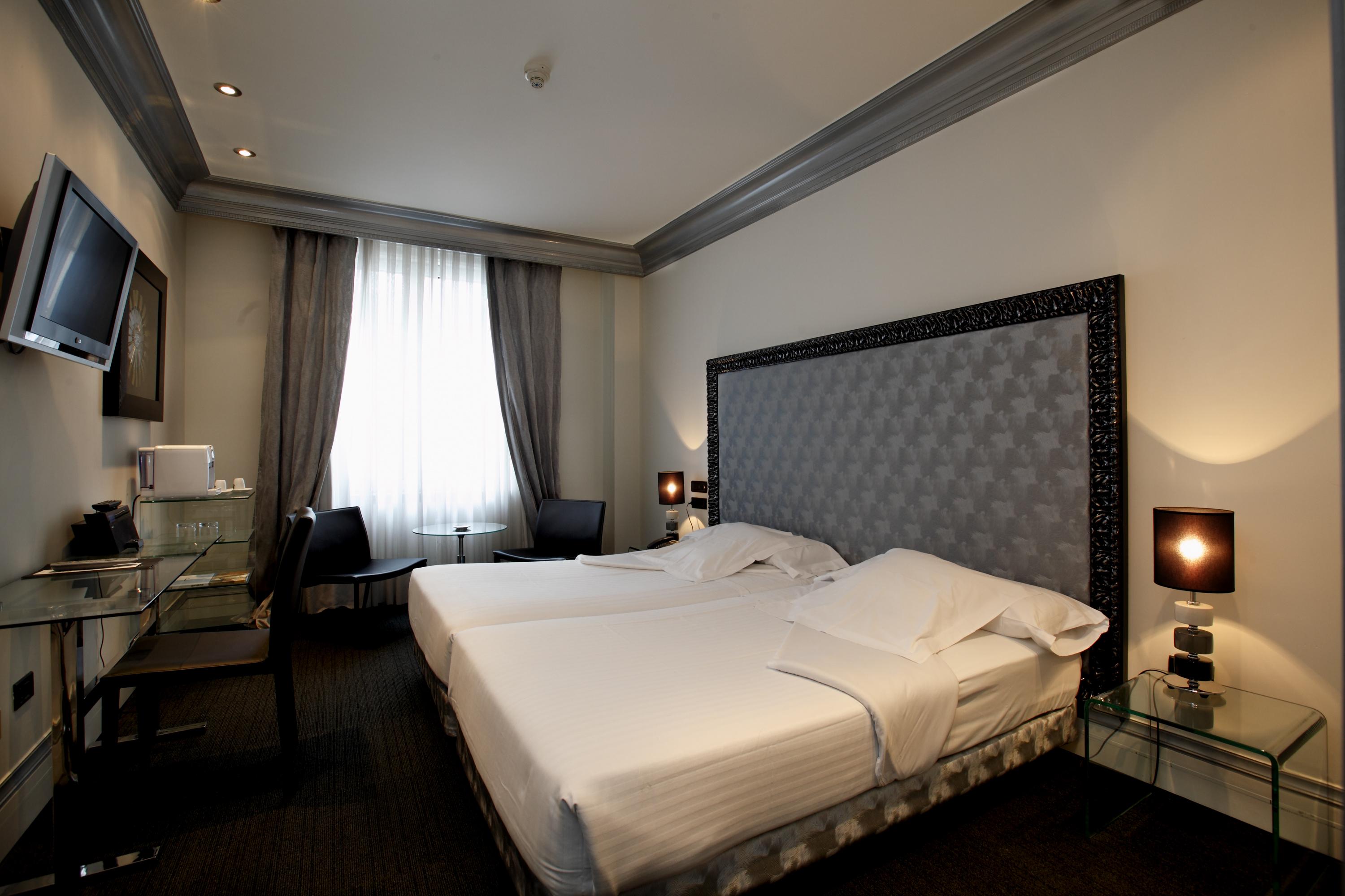 Hotel Lopez De Haro Bilbao Exterior photo A room at the hotel