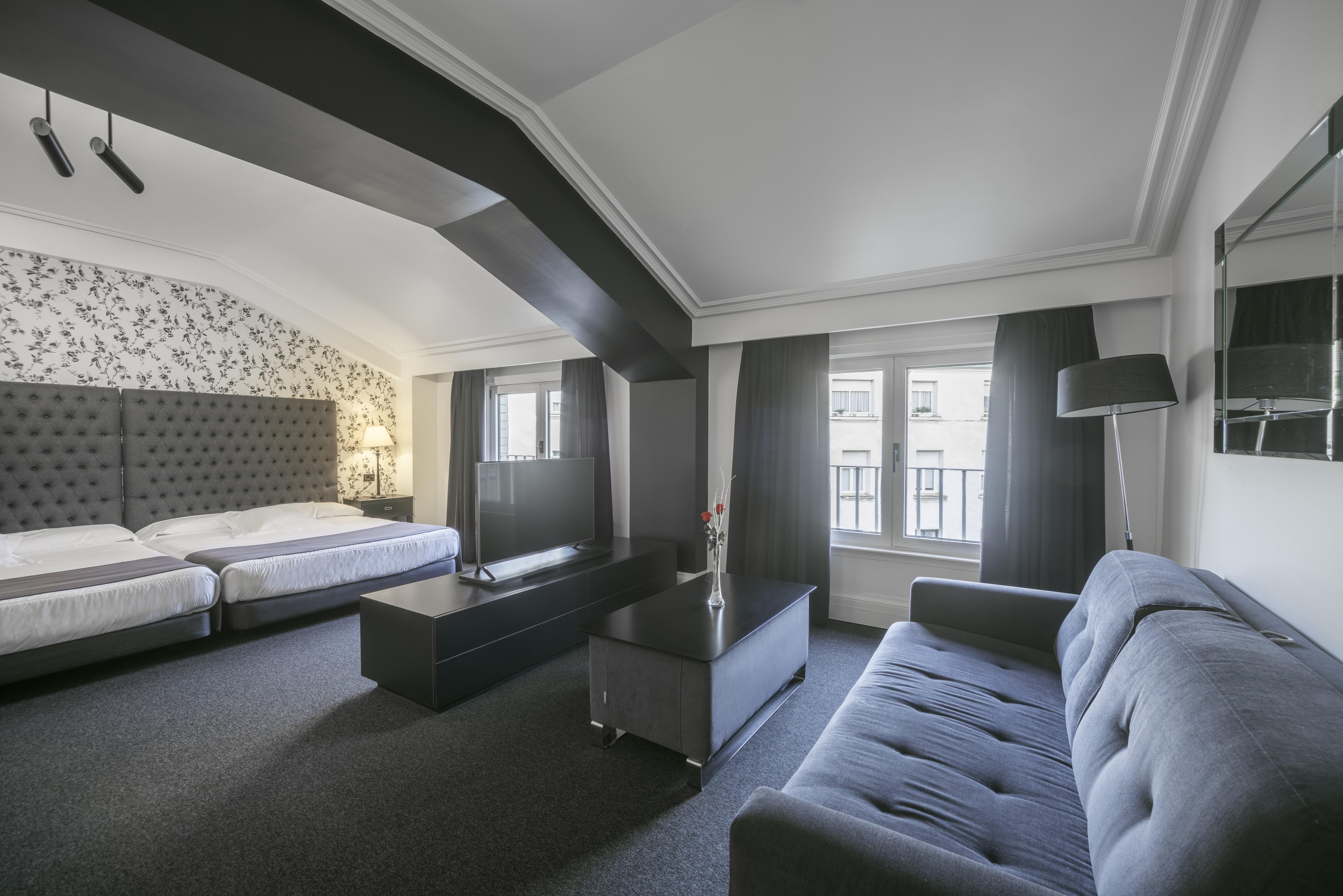 Hotel Lopez De Haro Bilbao Exterior photo Suite
