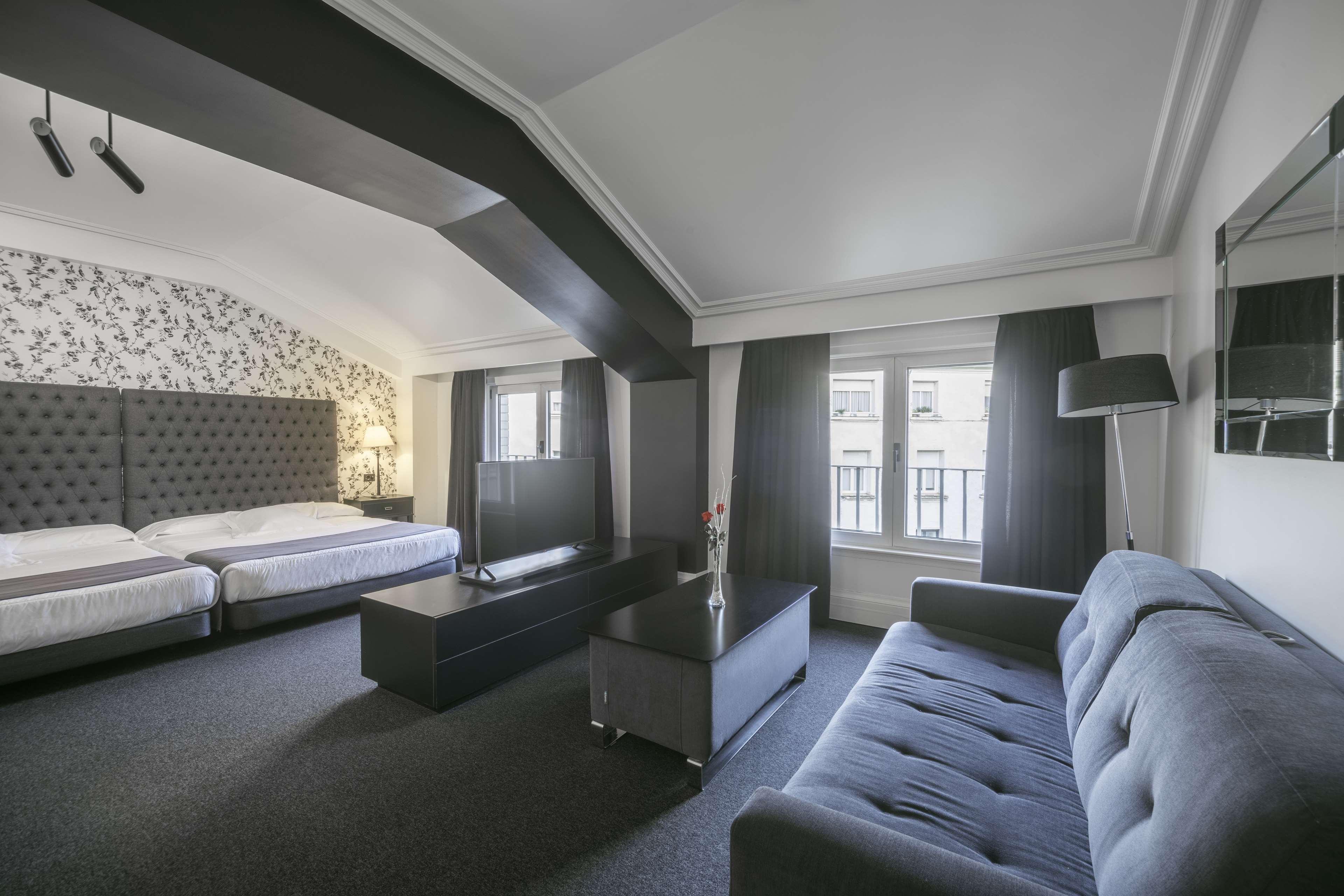 Hotel Lopez De Haro Bilbao Exterior photo Suite