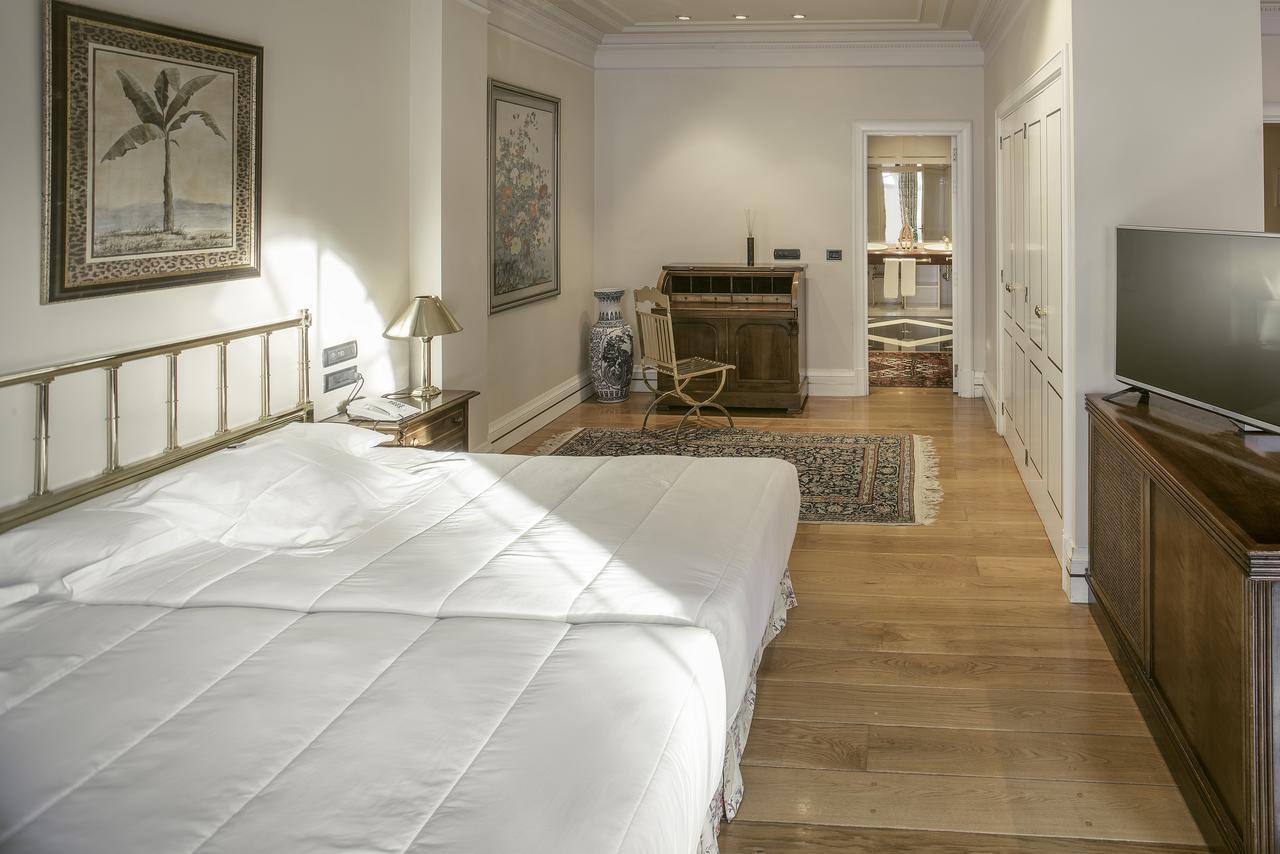 Hotel Lopez De Haro Bilbao Exterior photo A room at the hotel